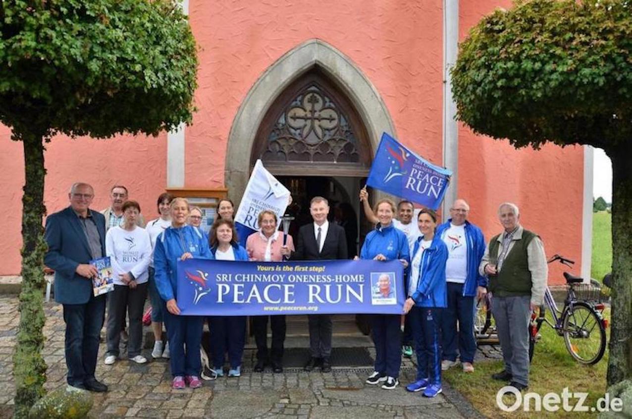 Peace_Run_vor_der_Kirche.jpg